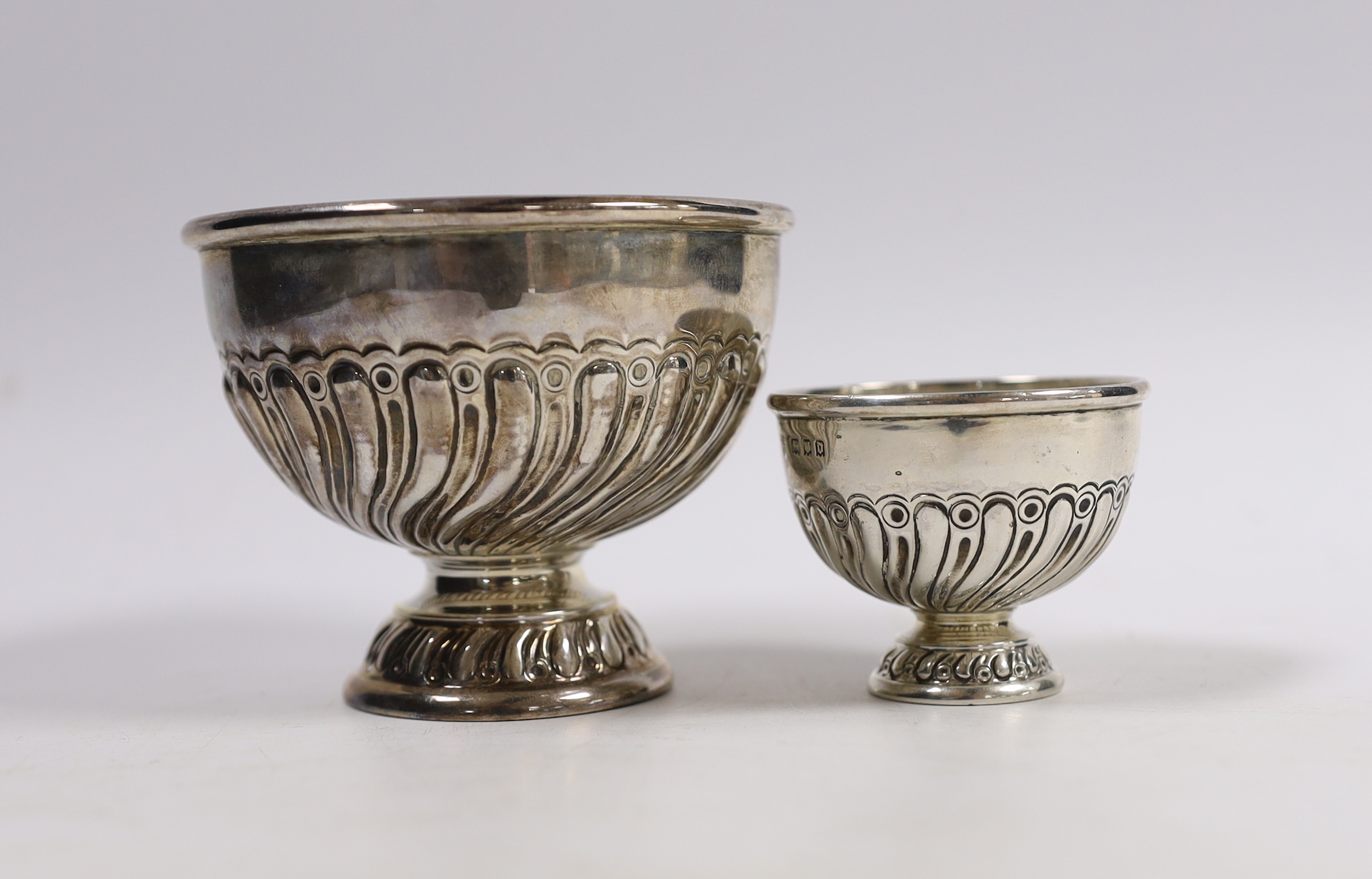 Two George V graduated small repousse silver rose bowls, Charles Boyton & Sons Ltd, London, 1919 & 1922, tallest 7cm.